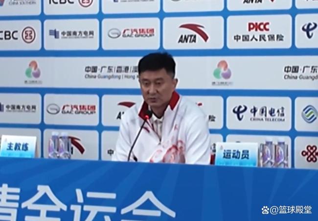 王睿泽赛后接受采访被赵睿提醒谨慎