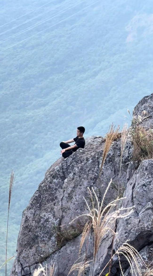 景区回应男子悬崖边盘腿打坐 安全警示已到位