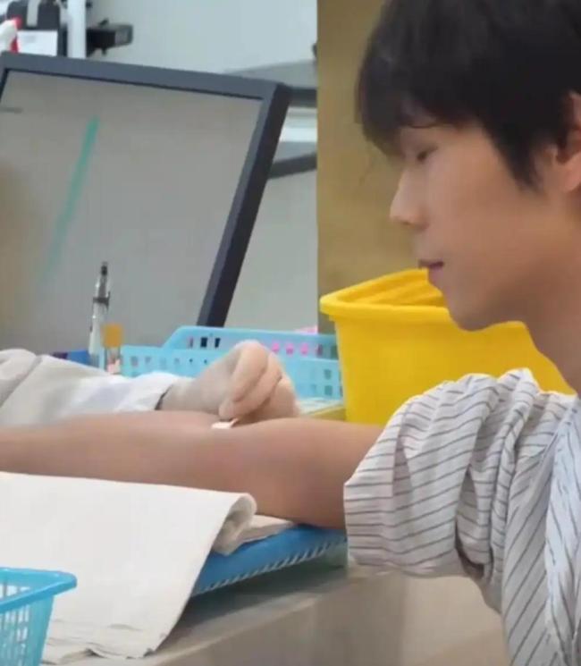 郭聪明自曝患特发性震颤数年 与病痛抗争的坚韧歌手