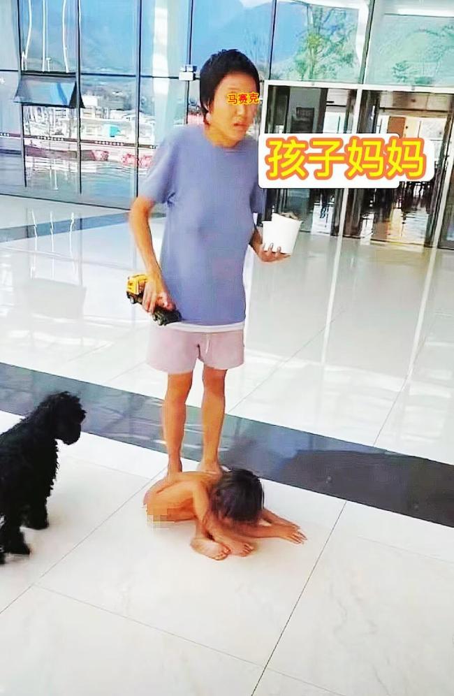 赤裸小孩父亲首次接受媒体采访 回应公众关切