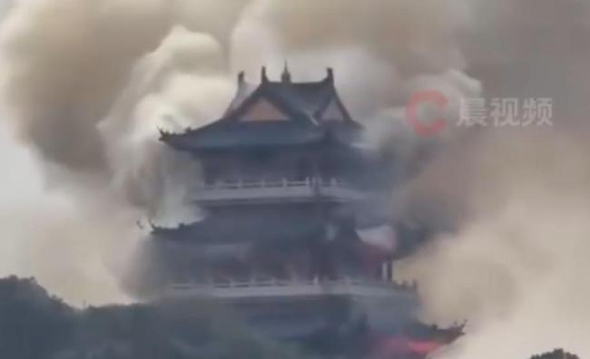 当地通报永庆寺起火 仿古建筑受损无人员伤亡