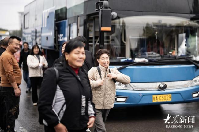 上千人驾车到山东跨省赶集 体验实惠与热情