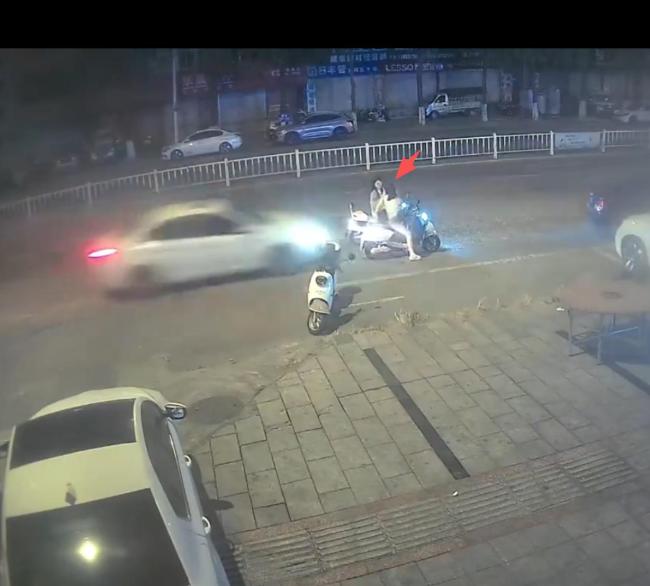 女子马路中间下车被撞飞 司机逃逸 监控记录全程