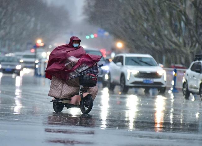 电动车和机动车发生事故时如何划分责任？