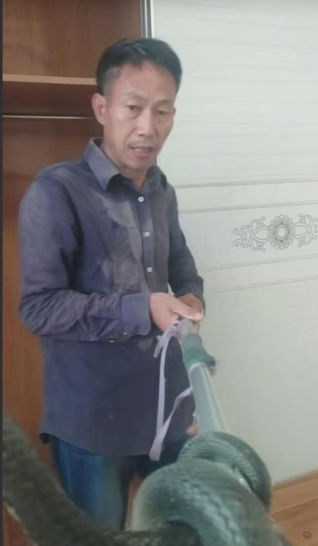 直播抓蛇被咬伤 网红被拘留后道歉 未及时澄清事实