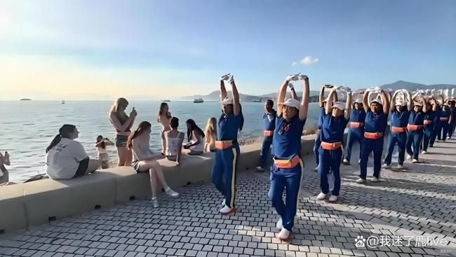 暴走团现身香港 外国女孩好奇跟随 音乐震耳引侧目