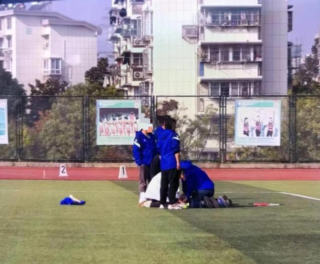 一学生运动会跑200米时倒地去世 赛事突发悲剧引发关注