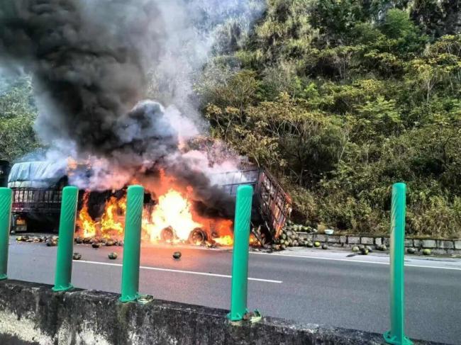 高速上10吨金针菇被烤熟 火焰中的紧急救援