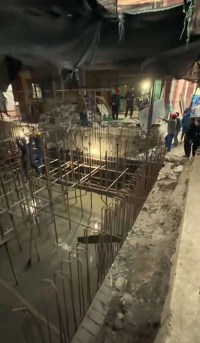 城管回应居民挖地下室形成数米深坑 违规施工已受理调查