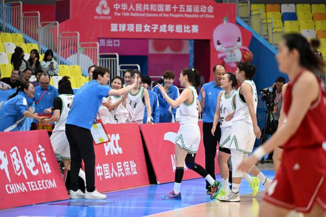 辽宁女篮晋级全运会半决赛 险胜北京庆祝胜利