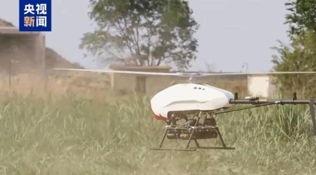 机器狗演练现场扛枪冲锋 科技练兵硬核实力