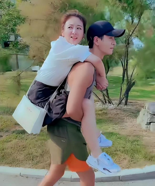 经超小李琳现身机场 甜蜜互动引热议