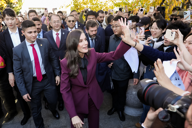 西班牙王后身着一袭红装到访北外 促进中西教育合作