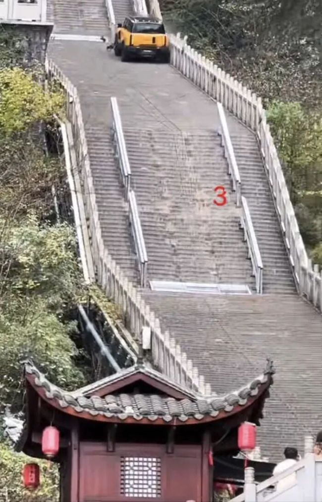 汽车攀爬天门山天梯撞断护栏