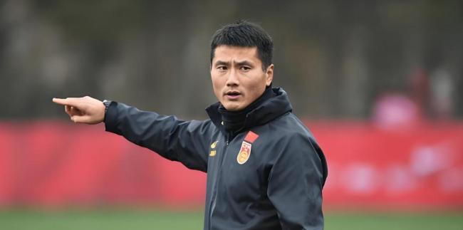 邵佳一出任国足主帅后首次露面 现场观战做笔记