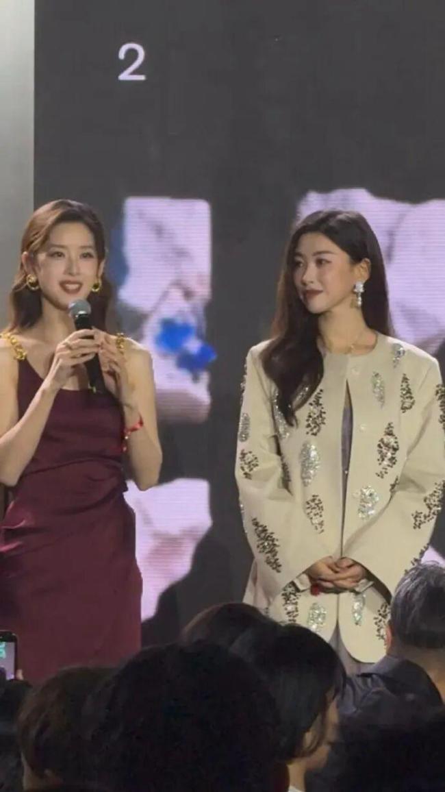 章泽天和朱珠同框 艺术晚宴共绽光彩