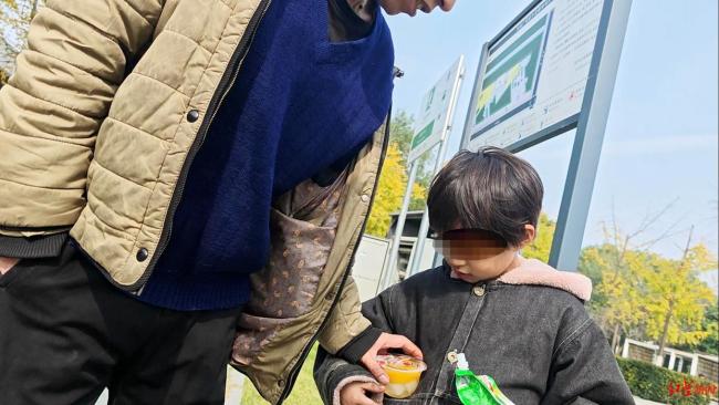 妇联回应8岁女孩冬天穿拖鞋外出 多部门介入帮扶