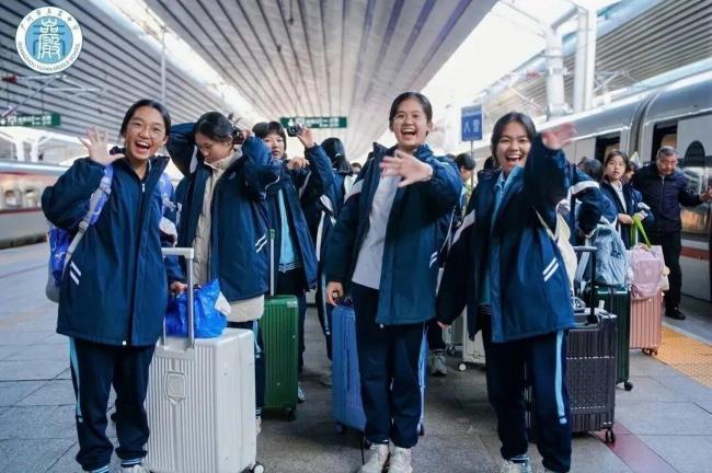 广东多所中小学迎来秋假 学生度假方式多样