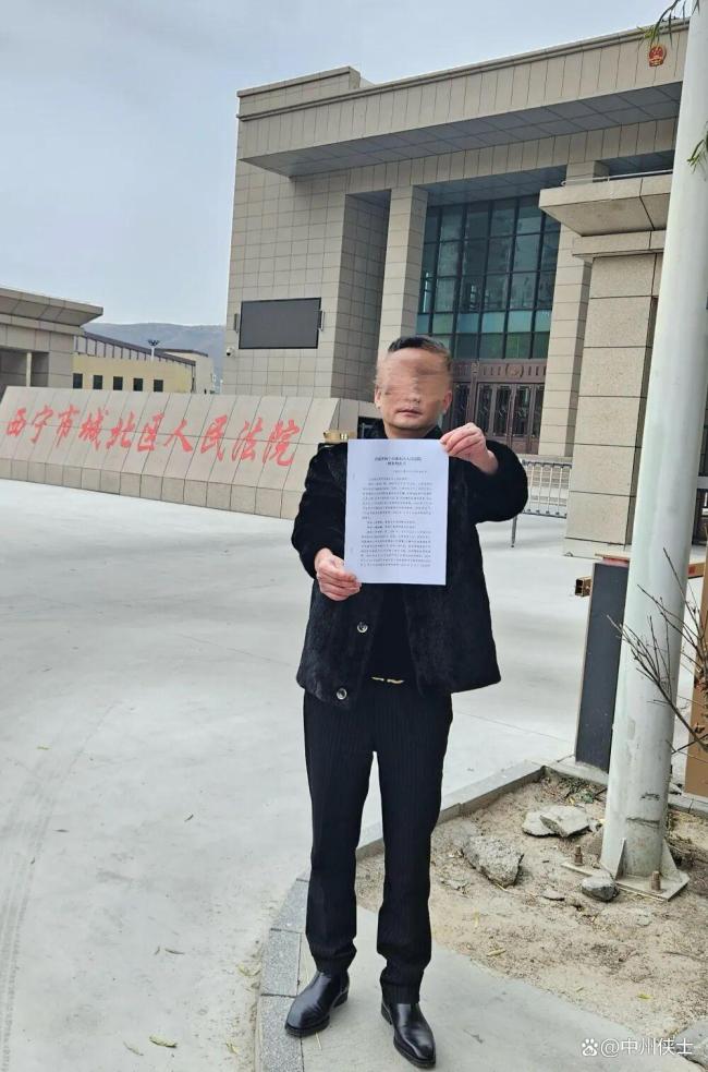 母亲派出所里遭民警责骂，男子插话后被拖进女厕群殴：涉案民警获刑8个月！