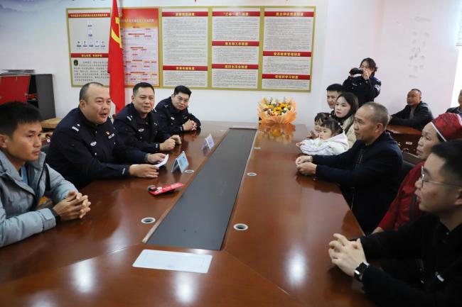 广东网球教练走失33年返回贵州认亲!