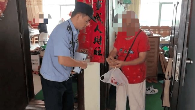 大妈收拾老伴遗物发现气枪 主动上交消除隐患