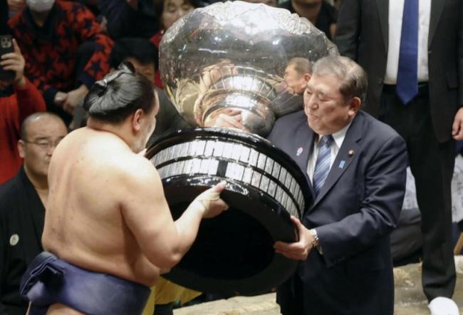 高市早苗遭遇“相扑难题” 女性身份引发争议