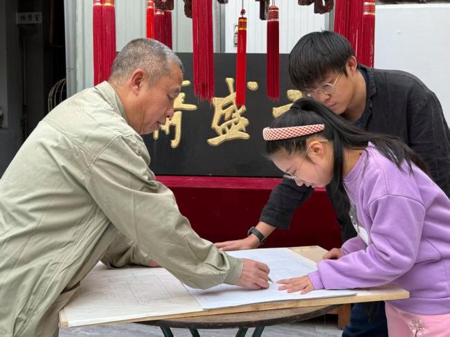 非遗技艺“触网”北京宫灯破圈 点亮文化新价值