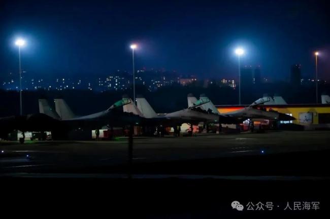 高清大图!沉浸式感受海军航空兵超燃训练现场