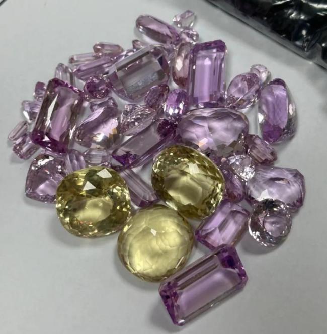 1名旅客携带10973颗宝石进境被查获 价值约151万元