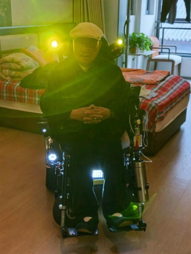 “机车”爷爷爆改电动轮椅火出圈 酷老头的精彩生活