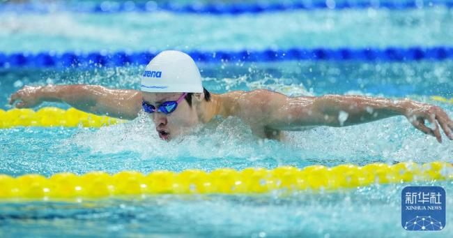 徐放夺男子200米蝶泳冠军 山东选手庆祝夺冠
