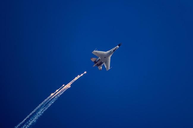 海军航空大学某团组织实战化飞行训练 锤炼全时全域作战能力