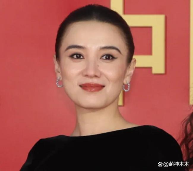 关晓彤陈都灵金鸡奖红毯同框 造型巧思引关注