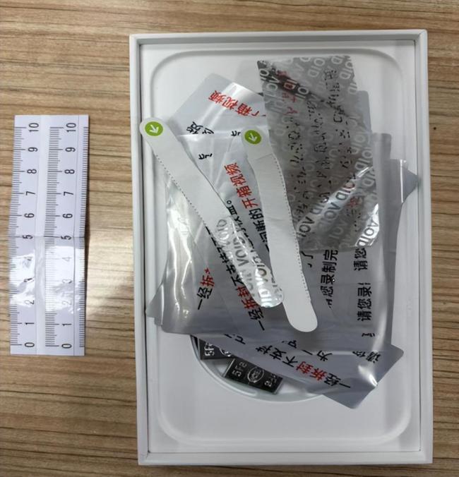 男子用配重铁块骗走多部iPhone被拘 诈骗手法曝光