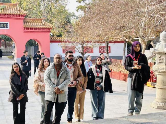 外国青年打卡南阳体验中医药文化 仲景之声传世界