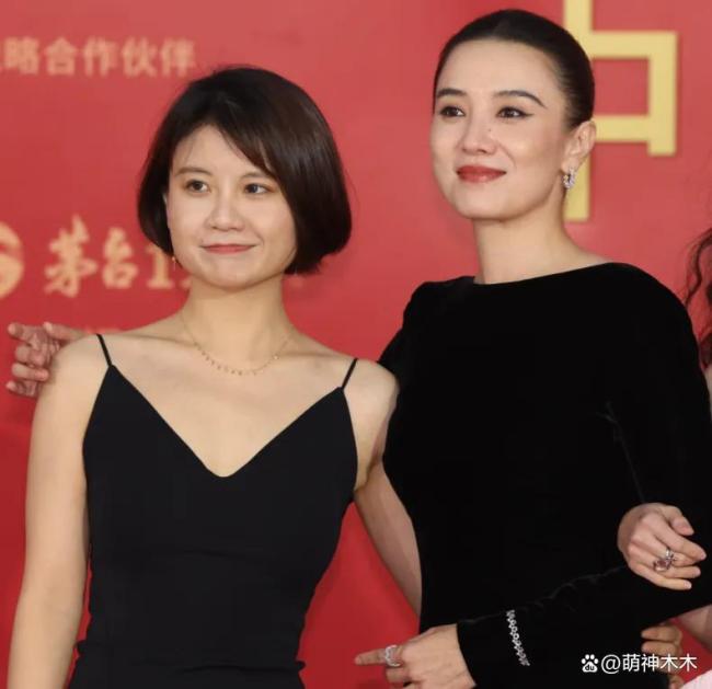 关晓彤陈都灵金鸡奖红毯同框 造型巧思引关注