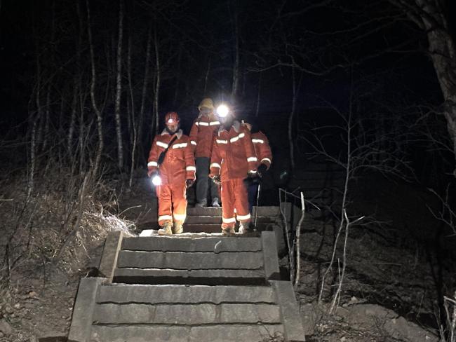 17岁少年孤身被困灵山，北京门头沟消防彻夜跋涉救援 低温中成功营救