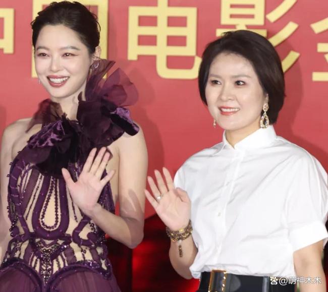 关晓彤陈都灵金鸡奖红毯同框 造型巧思引关注