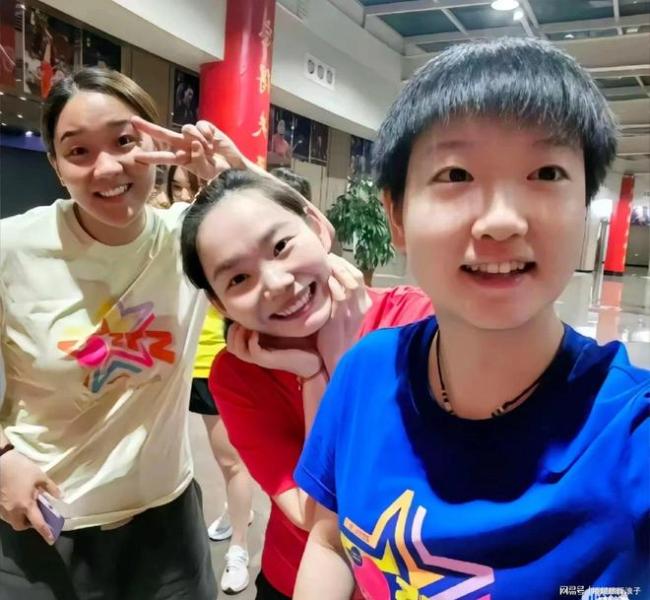 何卓佳赛点被罚分 特殊打法难敌新锐