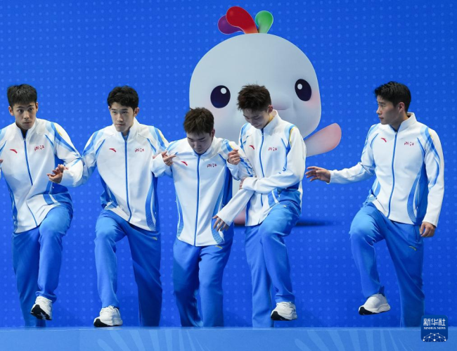 江苏队夺全运会羽毛球男子团体冠军 颁奖仪式庆祝胜利
