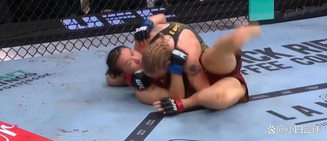 张伟丽舍甫琴科地面缠斗 子弹姐全面压制