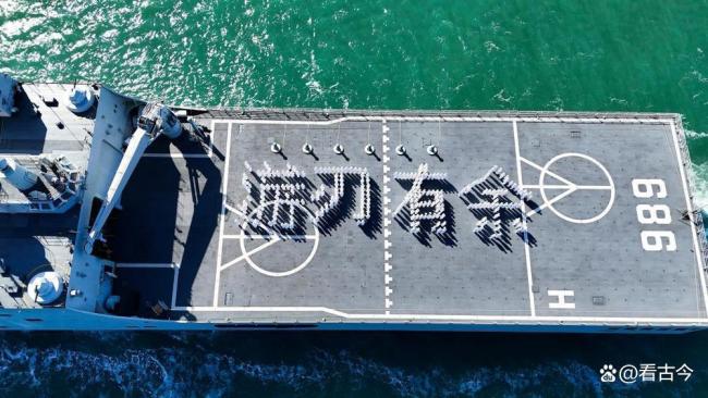 军校学员舰上摆出从从容容游刃有余 海上课堂创意满分