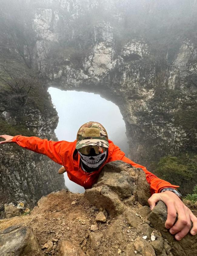 驴友挂在南太行山绝壁打卡？景区回应 未开发区域存风险
