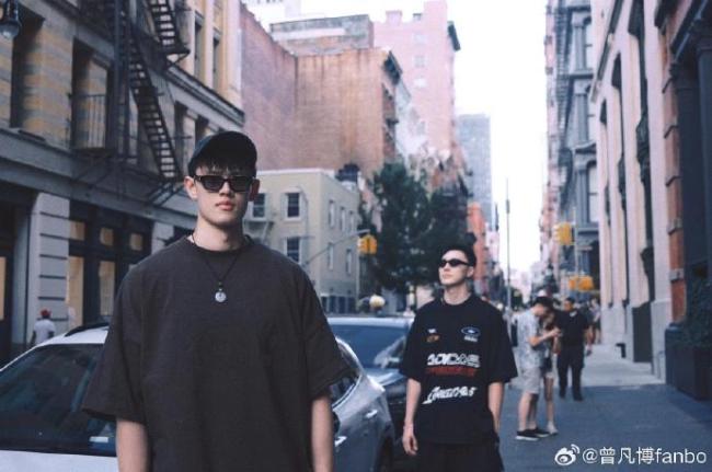 好哥们！曾凡博胡明轩北京集合备战 身披国家队羽绒服合影 友谊与责任并肩