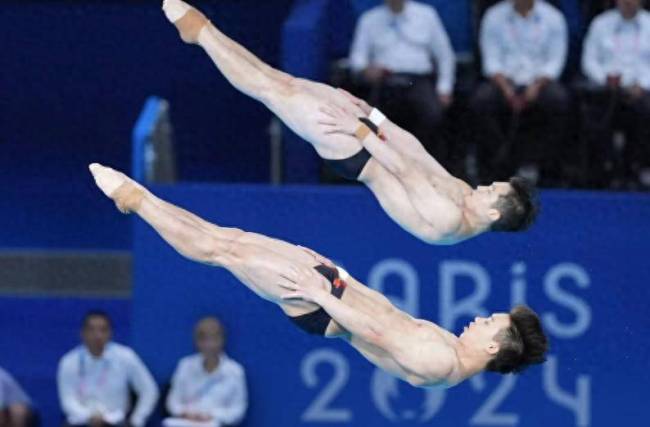 王宗源回应给全红婵戴全运会金牌 温暖瞬间展现队友情谊