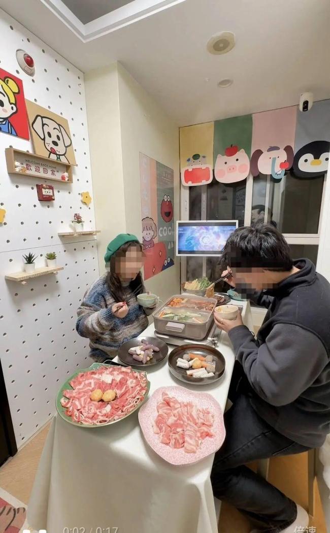 女子爆改电梯厅，可以涮火锅看电影？ 公摊面积变身多功能空间