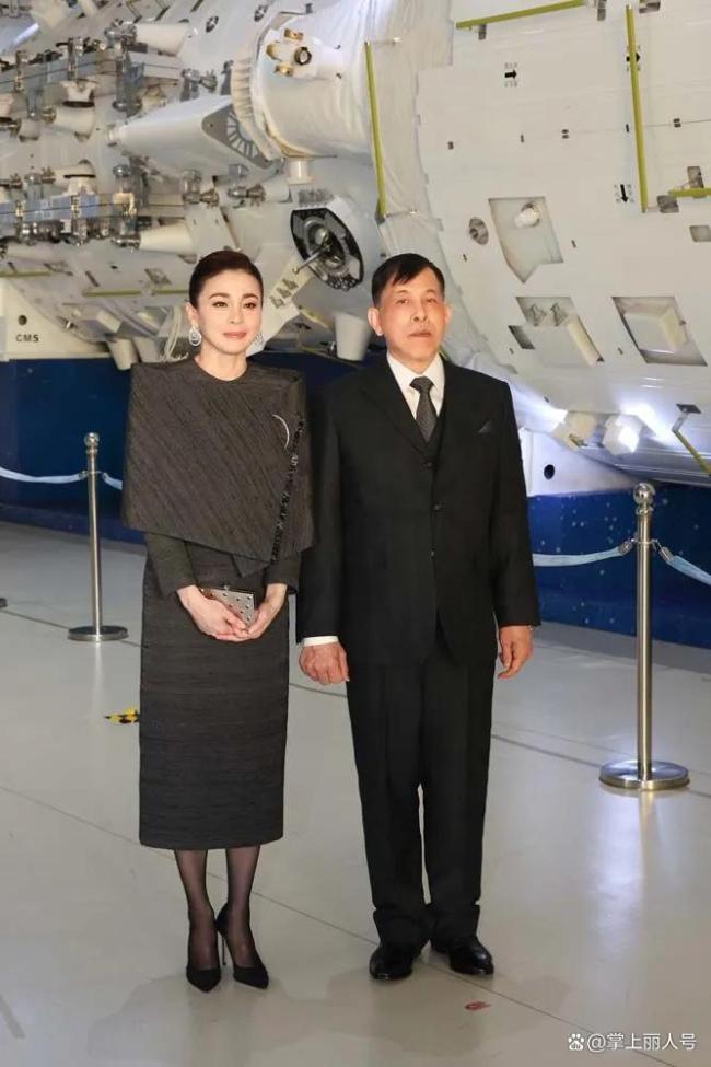 47岁苏提达惊艳北京航天城,泰丝套装很别致,“总能比诗妮娜显高贵”