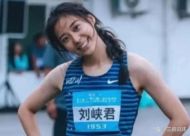 男子全运会夺冠 当众亲吻亚军女选手 姐弟恋公开引发热议