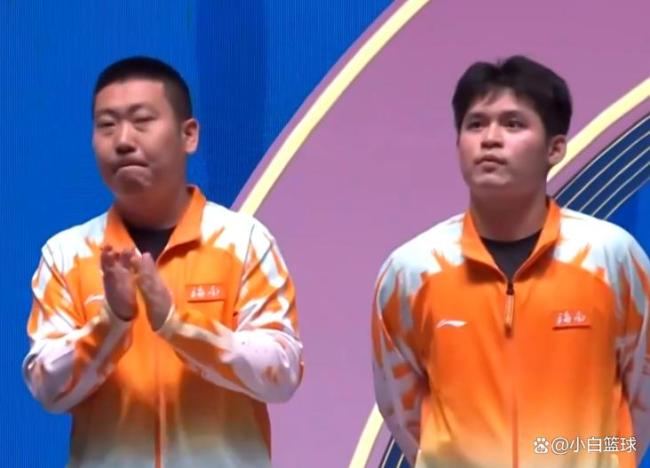 樊振东站上最高领奖台引全场欢呼 卫冕男单冠军成功