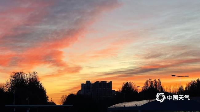 降温中的一抹温柔！北京今晨气温低迷天空现粉色朝霞 柔美绚丽景色